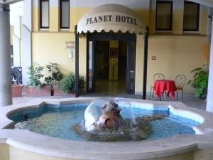 Planet Hotel