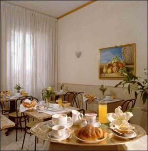 Hotel Embassy