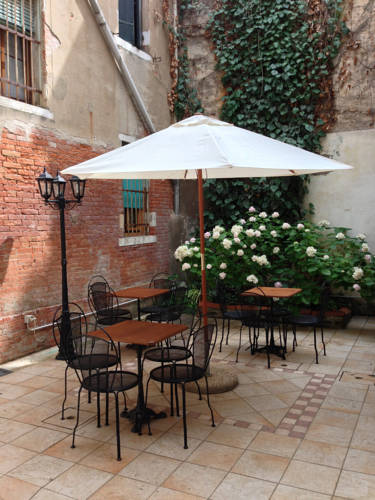 Al Portico Guest House