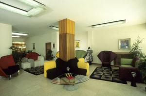 G. Hotel Capitol