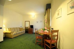 King Rose Hotel