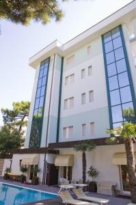 Hotel Carillon