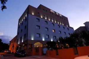 Hotel For You