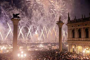 Oltre 100.000 turisti a Venezia per la festa del Redentore sul Canal Grande